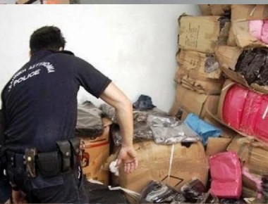 Αστυνομικοί κατέσχεσαν πάνω από 4.000 προϊόντα «μαϊμού» σε λαϊκή αγορά της Καλαμάτας